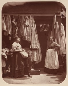 Een oude kledingswinkel, Seven Dials door John Thomson