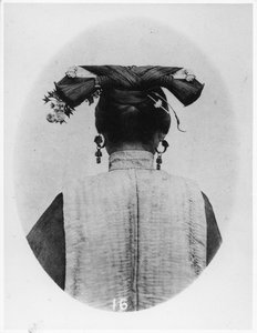 Achteraanzicht van Coiffure van getrouwde Manchu matrone, c.1867-72 door John Thomson