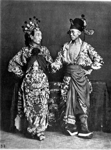 China, 2 acteurs (mannen) dansen, ca. 1870 (foto)