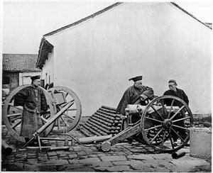 China, artillerieofficieren en soldaten ca. 1870 (foto) door John Thomson