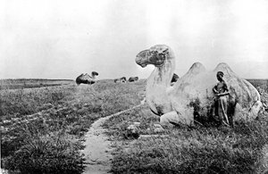 China, gebeeldhouwde kamelen van de Keizerlijke Weg, ca. 1870 door John Thomson