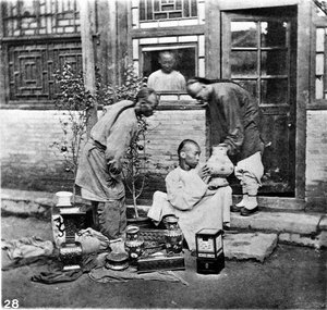 China, de brocanteur of de kunstliefhebber ca. 1870 (foto) door John Thomson
