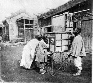 China, de kijkdoos, rond 1870 (foto) door John Thomson