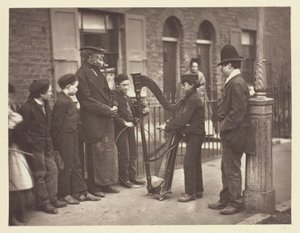 Italiaanse straatmuzikanten door John Thomson