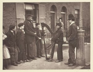 Italiaanse straatmuzikanten, 1881 door John Thomson