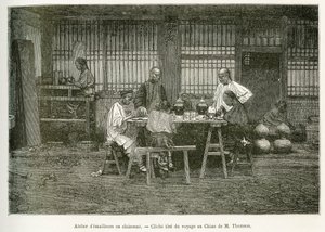 De ambachtslieden van een cloisonné-werkplaats in Peking. Gravure naar een foto van M. Thomson ter illustratie van de reis naar Peking en Noord-China, door T. Chutze, in 1873, gepubliceerd in 