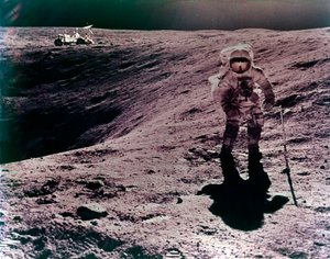 Astronaut Charles Duke bij de Descartes landingsplaats, Apollo 16 missie, april 1972