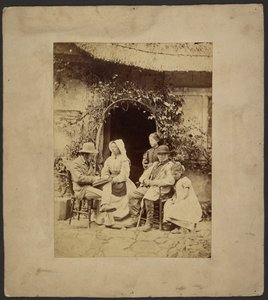 [Groep zittend voor open deur: twee mannen met hoeden, vrouw met muts, twee jonge meisjes - één staand]. door John Whistler