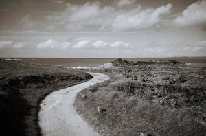 Locquirec in Bretagne en La Roche Tombee, vallend gesteente, 2022 (foto) door Jon Nicholson
