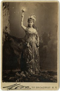 Mevrouw Vanderbilt (sepia print) door José Maria Mora