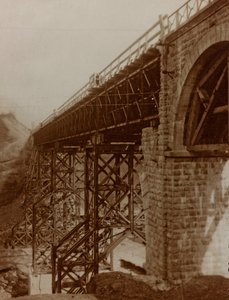 gereconstrueerde brug (zwart-wit foto) door Josef Zohles