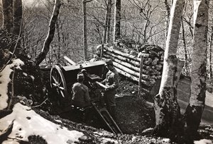 soldaten met kanon (zwart-wit foto)