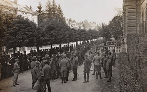 Album "Meine weltkriegs - Erinnerungen Zuid-West Front (Karinthië, Italië, Zuid-Tirol) 31/03/1915-12/11/1918 - Josef Zohles Wenen": soldaten met veel gevangenen door Josef Zohles