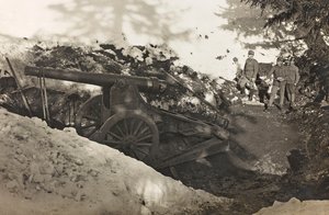 Album "Meine weltkriegs - Erinnerungen South-West Front (Karinthië, Italië, Zuid-Tirol) 31/03/1915-12/11/1918 - Josef Zohles Wenen": soldaten met kanon in Pra door Josef Zohles