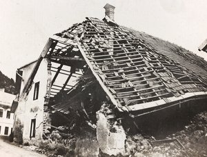 Album "Meine weltkriegs - Erinnerungen South-West Front (Karinthië, Italië, Zuid-Tirol) 31/03/1915-12/11/1918 - Josef Zohles Wenen": puin van een huis in Ugoviz door Josef Zohles