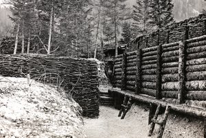 Album "Meine weltkriegs - Erinnerungen South-West Front (Karinthië, Italië, Zuid-Tirol) 31/03/1915-12/11/1918 - Josef Zohles Wenen": barrière van houtblokken door Josef Zohles