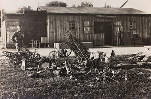 Album "Meine weltkriegs - Erinnerungen South-West Front (Karinthië, Italië, Zuid-Tirol) 31/03/1915-12/11/1918 - Josef Zohles Wenen": resten van een Italiaans vliegtuig door Josef Zohles