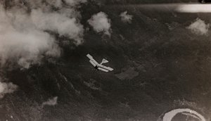 Album "Meine weltkriegs - Erinnerungen South-West Front (Karinthië, Italië, Zuid-Tirol) 31/03/1915-12/11/1918 - Josef Zohles Wenen": een Oostenrijks vliegtuig vliegt over