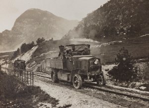Album "Meine weltkriegs - Erinnerungen South-West Front (Karinthië, Italië, Zuid-Tirol) 31/03/1915-12/11/1918 - Josef Zohles Wenen": militaire voertuigen langs de door Josef Zohles