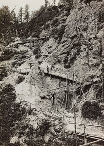 Album "Meine weltkriegs - Erinnerungen South-West Front (Karinthië, Italië, Zuid-Tirol) 31/03/1915-12/11/1918 - Josef Zohles Wien": houten loopbruggen naar de bergen