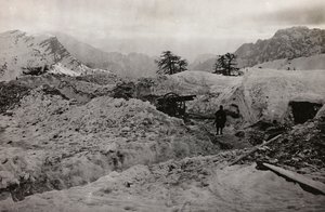 Album "Meine weltkriegs - Erinnerungen South-West Front (Karinthië, Italië, Zuid-Tirol) 31/03/1915-12/11/1918 - Josef Zohles Wien": loopgraven in de sneeuw van de