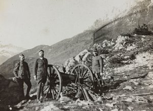 Album "Meine weltkriegs - Erinnerungen Zuidwestfront (Karinthië, Italië, Zuid-Tirol) 31/03/1915-12/11/1918 - Josef Zohles Wien": soldaten met kanon door Josef Zohles