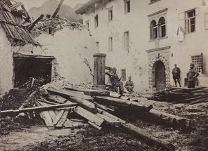 Album "Meine weltkriegs - Erinnerungen Zuidwestfront (Karinthië, Italië, Zuid-Tirol) 31/03/1915-12/11/1918 - Josef Zohles Wien": soldaten en puin in Valb