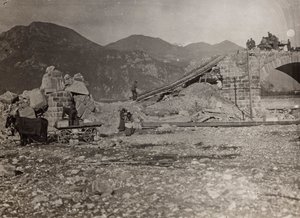 Album "Meine weltkriegs - Erinnerungen Zuidwestfront (Karinthië, Italië, Zuid-Tirol) 31/03/1915-12/11/1918 - Josef Zohles Wien": puin van een brug over de