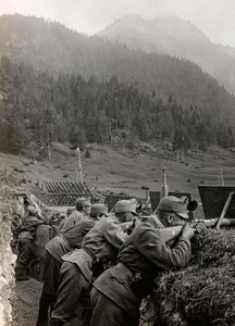 Album "Meine weltkriegs - Erinnerungen South-West Front (Karinthië, Italië, Zuid-Tirol) 31/03/1915-12/11/1918 - Josef Zohles Wien": soldaten in de loopgraven