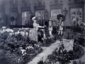 Rejane (Gabrielle Charlotte Reyu, genoemd) (1856-1920), Franse comédienne die in een stoel aankomt om een baljurk te dragen in New York in 1905