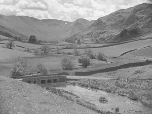 Brug over een rivier omringd door heuvels bij Martindale