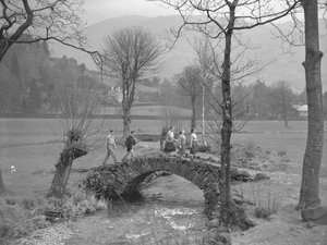 Groep jonge wandelaars loopt over brug