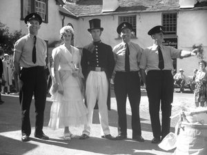 Verklede mannen en vrouwen op Hawkshead Fayre voor Mintrel