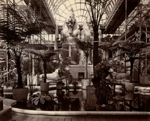 Het Crystal Palace in Londen: interieur van de noordelijke transept, ca. 1870