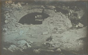Athene. Tempel van Minerva Poliade (voorgrond) / [Cisterne opening aan de voet van het Erechtheion, Akropolis, Athene. door Philibert Joseph Girault de Prangey