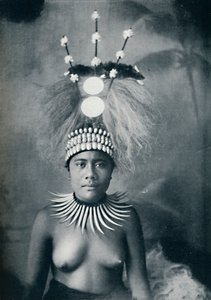 Een Samoaanse vrouw met een kraag van potvistanden en een ceremoniële hoofdtooi door Josiah Martin