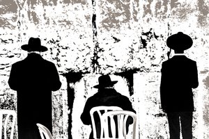 Dovening, uit de serie Tuesday at the Wailing Wall, 2016 (foto) door Joy Lions