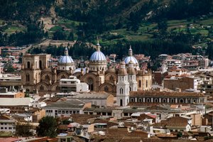 Uitzicht op de kathedraal van de Onbevlekte Ontvangenis of Nieuwe Kathedraal, ontwerp door Juan Bautista Stiehle, Cuenca (UNESCO Werelderfgoedlijst)