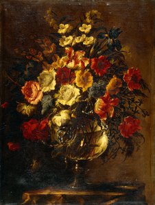 Bloemen in een glazen vaas op een rots