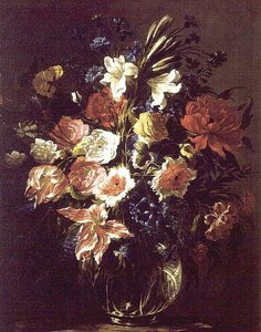 Lelies, pioenen, tulpen, korenbloemen en andere bloemen in een glazen vaas op een voetstuk