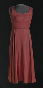 Kostuumjurk voor Dame in Rood uit voor gekleurde meisjes... op Broadway door Judy Dearing