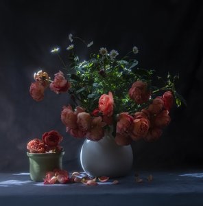Stilleven met stemmige rozen door Judy Tseng