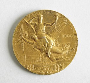 Exposition Universal Internationale, Parijs (Medaille toegekend aan George Frampton)