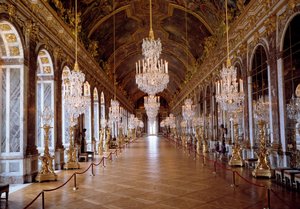 Architectuur: uitzicht op de Spiegelzaal in Versailles gerestaureerd door architect Jules Hardouin-Mansart en gebouwd van 1678 tot 1684. Kasteel van Versailles, Versailles