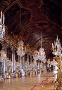 Zicht op de Spiegelzaal in Versailles gerestaureerd, gebouwd in 1678 door Jules-Hardouin Mansart