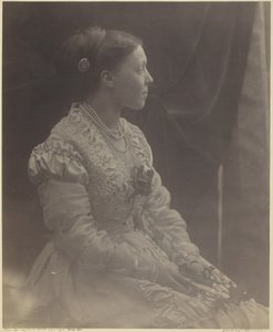 Anne Thackeray Ritchie, mei 1870 door Julia Margaret Cameron