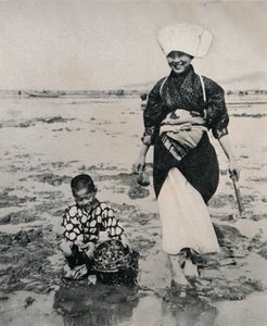 Kokkels graven bij eb in de Baai van Tokio, ca. 1900, 1921