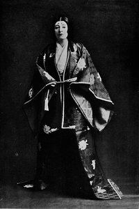 Mevrouw Charles Burnett in een 15e-eeuws Japans hofkostuum. Gedichten van mevrouw Burnett geschreven in Japans