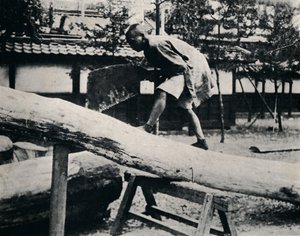 Zagen en schaven worden gedaan met een trekkende in plaats van een drijvende beweging, ca. 1900, 1921