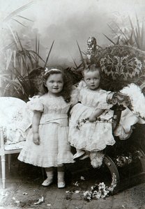 Grootvorstinnen Olga Nikolaevna en Tatiana Nikolaievna van Rusland, eind 19e eeuw
